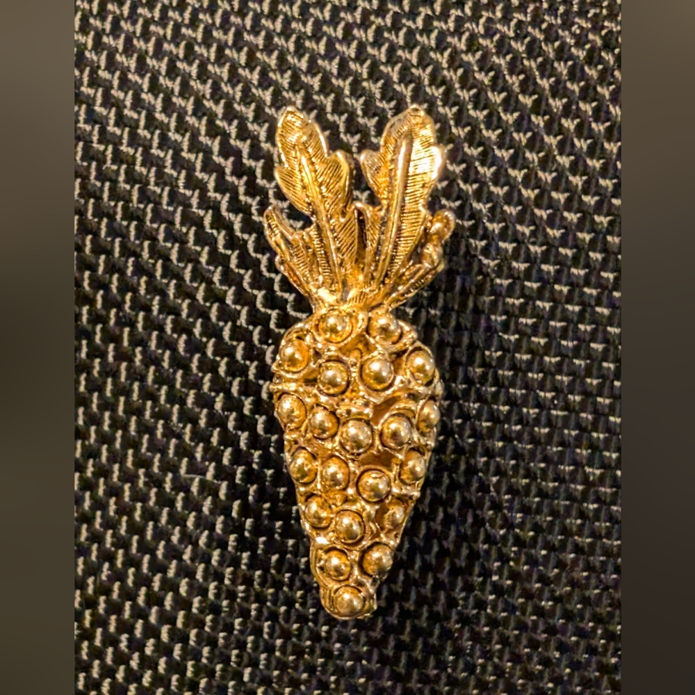 Elegant Gold Brooch